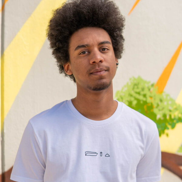 T-Shirt Zigarette by <a href="https://artists.schwupp.cool/@anuschka" style="color:#e288a0;text-decoration: underline;">Anuschka</a>