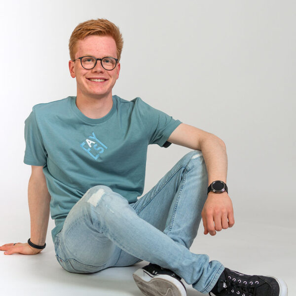 Tshirt Easy by <a href="https://schwupp.cool/artist/Jonas/" style="color:#e288a0;text-decoration: underline;">Jonas</a>