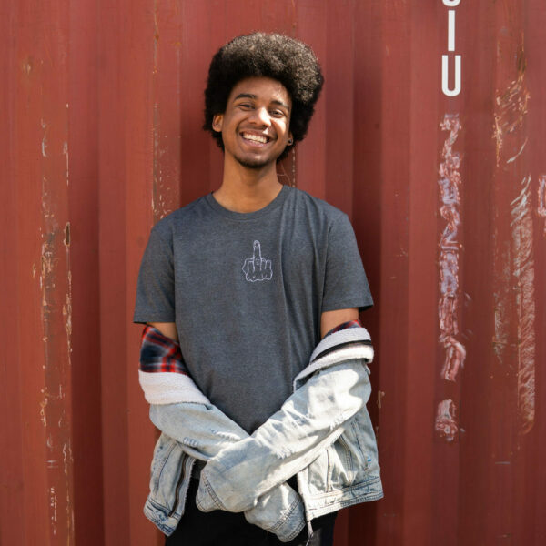 Tshirt Mittelfinger by <a href="https://artists.schwupp.cool/@josefa" style="color:#e288a0;text-decoration: underline;">Josefa</a>