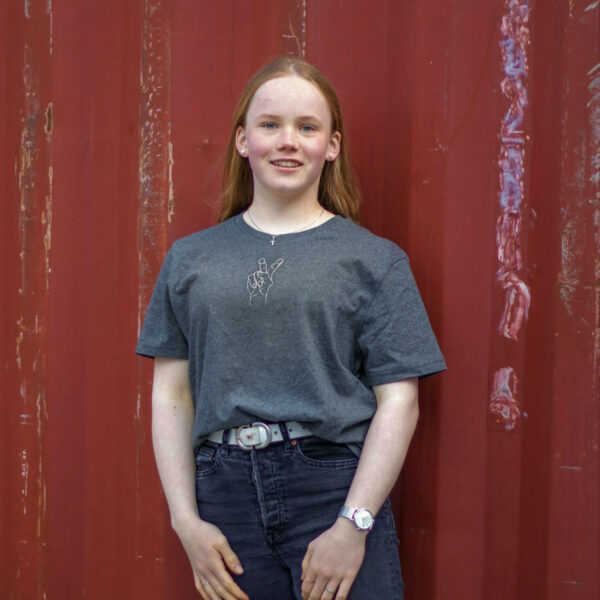 Tshirt Zweifinger <a href="https://schwupp.cool/artist/jonas/" style="color:#e288a0;text-decoration: underline;">Jonas</a>